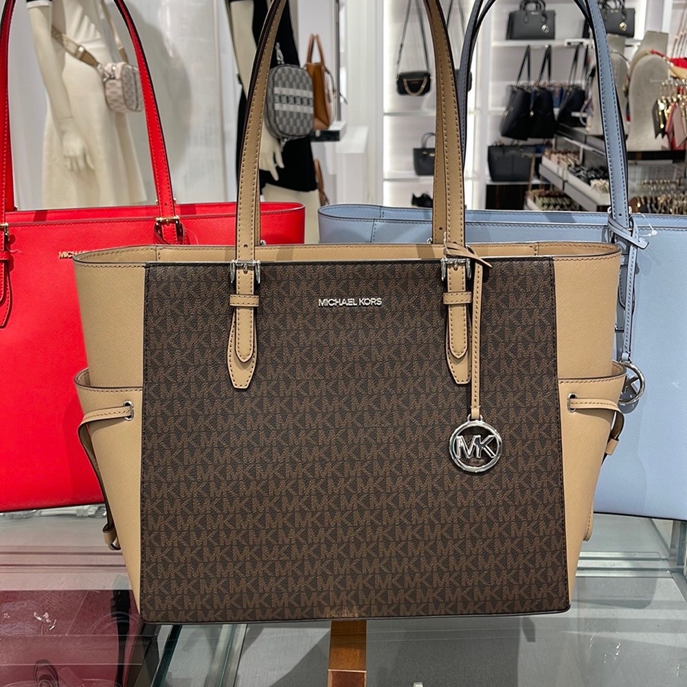 MICHAEL KORS GILLY LARGE DRAWSTRING TRAVEL TOTE SIGNATURE Camel
NWT
NWT - Picture 16 of 16